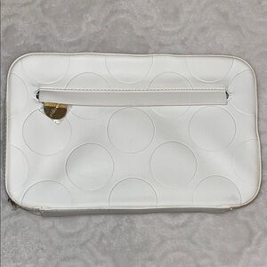 Estee Lauder White Cosmetic Bag

FREE w/purchase $25+